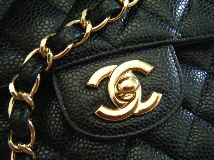 Hành trình vượt thời gian của chiếc túi Chanel Classic Flap Bag - Vy Luxury