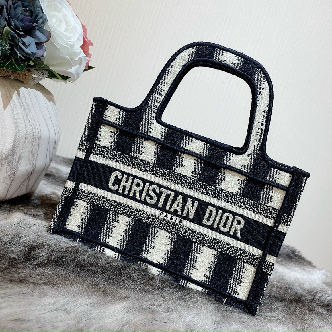 Túi xách Dior Book Tote liệu có gì đặc biệt để bạn phải sở hữu nó